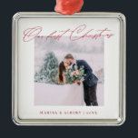 シンプルモダン初めてのクリスマス結婚 メタルオーナメント<br><div class="desc">カップルの祝初めてのクリスマスに美しい記念結婚した品。このデザインはお気に入りの、赤いスクリプ結婚トフォントの見出し「私たちの初めてのクリスマス」と共にシンプル、の白いフレームにあなたの写真をモダン特色とする。名前と年を赤で表示してパーソナライズ。贈り物素晴らしをする。</div>