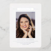 シンプルモダン卒業写真シルバースクリプト 箔招待状 (正面)