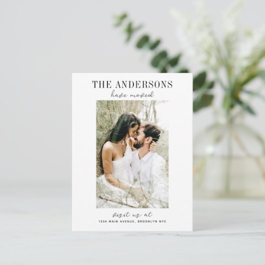 シンプルモダン家族が写真移動 案内ポストカード (スタンド正面)