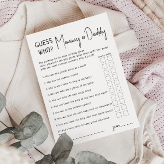 シンプルモダン誰がパパかママのカードを推測 招待状