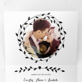 シンプルモダン黒結婚白の3倍Inv 三つ折り招待状 (内部最初)