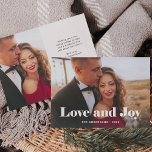 シンプルモダン |写真で愛と喜び シーズンカード<br><div class="desc">このシンプルとスタイリッシュ休日の写真カードは、カードの前面を横切るあなたの家族の写真とはっきりした一緒にモダン、白いエレガントタイポグラフィで「愛と喜び」と言う。あなたの個人的な休日のメッセージは、ミニマルな白黒のデザインで背面に行くことができる。</div>