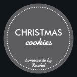 シンプルモダンBlack Homemade Christmas Cookie ラウンドシール<br><div class="desc">自家製クリスマスクッキーあなたのビジネスのためのシールはあなたのクリスマスの家庭用品のための完璧な味のラベル焼いたである。キッチンシンプルスタイルと連動するモダンスタイルの黒い背景を持つ。文字与えはEtsyのグッズやカスタムクリスマスギフトのためのクリスマスラベル。カスタマイズ文字のブランドに合わせて欲しい靴下に入れて贈る小さなクリスマスプレゼントや愛する人のパーソナリティパーソナライズされたで満たされたクリスマスクッキーに使用できる。</div>