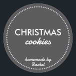 シンプルモダンBlack Homemade Christmas Cookie ラウンドシール<br><div class="desc">自家製クリスマスクッキーあなたのビジネスのためのシールはあなたのクリスマスの家庭用品のための完璧な味のラベル焼いたである。キッチンシンプルスタイルと連動するモダンスタイルの黒い背景を持つ。文字与えはEtsyのグッズやカスタムクリスマスギフトのためのクリスマスラベル。カスタマイズ文字のブランドに合わせて欲しい靴下に入れて贈る小さなクリスマスプレゼントや愛する人のパーソナリティパーソナライズされたで満たされたクリスマスクッキーに使用できる。</div>
