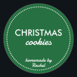シンプルモダンGreen Homemade Christmas Cookie ラウンドシール<br><div class="desc">自家製クリスマスクッキーあなたのビジネスのためのシールはあなたのクリスマスの家庭用品のための完璧な味のラベル焼いたである。キッチンシンプルスタイルと連携したモダンスタイルの緑の背景。文字与えはEtsyのグッズやカスタムクリスマスギフトのためのクリスマスラベル。カスタマイズ文字のブランドに合わせて欲しい靴下に入れて贈る小さなクリスマスプレゼントや愛する人のパーソナリティパーソナライズされたで満たされたクリスマスクッキーに使用できる。</div>