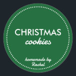 シンプルモダンGreen Homemade Christmas Cookie ラウンドシール<br><div class="desc">自家製クリスマスクッキーあなたのビジネスのためのシールはあなたのクリスマスの家庭用品のための完璧な味のラベル焼いたである。キッチンシンプルスタイルと連携したモダンスタイルの緑の背景。文字与えはEtsyのグッズやカスタムクリスマスギフトのためのクリスマスラベル。カスタマイズ文字のブランドに合わせて欲しい靴下に入れて贈る小さなクリスマスプレゼントや愛する人のパーソナリティパーソナライズされたで満たされたクリスマスクッキーに使用できる。</div>