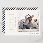 シンプルモダンJoyful Family Photo Christmas金ゴールド 箔シーズンカード<br><div class="desc">今年はギミックホリデーカードを手放し、今年のホリデーシーズンにあなたの精神を反映するために、より有意義で思い出に残る何かを選スタイリッシュ択しなさい。この白黒の写真のホリデーカードは厳しくミニマルなスタイルを特徴とし感謝していて、あなたの受信者の目に描き込むに間違いない金ゴールドフォイルの美しいタイポグラフィにはっきりしたは、その黒と白の写真のホリデーカードが際立つ。ミレニアルお尻を念頭に置いて設計されたこのカード祝は、はるかに少ない方法で得ることができる多くを持つ気持ち。同時に、そのスリックなシンプルデザイン祝は家族の喜びと休日。このシンプルモダンJoyful Family Photo Christmas Gold Foil Holiday Cardは今年のシーズンに必ず声明を出すので、今日は必ずご注文ください。Copyrightベリーデザイン、すべての権利を留保。</div>