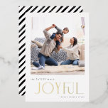 シンプルモダンJoyful Family Photo Christmas金ゴールド 箔シーズンカード<br><div class="desc">今年はギミックホリデーカードを手放し、今年のホリデーシーズンにあなたの精神を反映するために、より有意義で思い出に残る何かを選スタイリッシュ択しなさい。この白黒の写真のホリデーカードは厳しくミニマルなスタイルを特徴とし感謝していて、あなたの受信者の目に描き込むに間違いない金ゴールドフォイルの美しいタイポグラフィにはっきりしたは、その黒と白の写真のホリデーカードが際立つ。ミレニアルお尻を念頭に置いて設計されたこのカード祝は、はるかに少ない方法で得ることができる多くを持つ気持ち。同時に、そのスリックなシンプルデザイン祝は家族の喜びと休日。このシンプルモダンJoyful Family Photo Christmas Gold Foil Holiday Cardは今年のシーズンに必ず声明を出すので、今日は必ずご注文ください。Copyrightベリーデザイン、すべての権利を留保。</div>