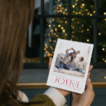 シンプルモダンJoyful Red Family Photo Christmas シーズンカード<br><div class="desc">今年の休暇を迎えモダンてミニマル、「Joyful Red Family Photo Christmas Holiday Card」を飾る。このシック赤と白キャンディストライプーのスタイルカードは、私たちが欲しモダンているミニマリストの完璧な具現化である。タイポグラフィのクリーンな行と編集は、より少ないでより多くのことを行う精神に役立つ。カードとシーズンの喜びは、ミニマルなシックとフェスティバル応援の間の完璧なバランスを打つ方法で残る。さらに、このカードはお尻であモダンり、スタイリッシュ物事を愛するミレニアル世代の家族に対して完璧でシンプルある。この家族の写真を季節の完璧な記念の写真にする。Joyful モダン Red Family Photo Christmas Holiday Cardでミニマルは、今年のホリデーシーズンに愛する人に感謝の気持ちを表すためにミニマル、自分の感性を犠牲にする必要はない。Copyrightベリーデザイン、すべての権利を留保。</div>
