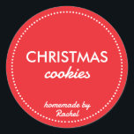 シンプルモダンRed Homemade Christmas Cookie ラウンドシール<br><div class="desc">自家製クリスマスクッキーあなたのビジネスのためのシールはあなたのクリスマスの家庭用品のための完璧な味のラベル焼いたである。キッチンシンプルスタイルで動作するモダンスタイルの赤い背景を持つ。文字与えはEtsyのグッズやカスタムクリスマスギフトのためのクリスマスラベル。カスタマイズ文字のブランドに合わせて欲しい靴下に入れて贈る小さなクリスマスプレゼントや愛する人のパーソナリティパーソナライズされたで満たされたクリスマスクッキーに使用できる。</div>