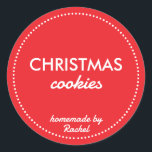 シンプルモダンRed Homemade Christmas Cookie ラウンドシール<br><div class="desc">自家製クリスマスクッキーあなたのビジネスのためのシールはあなたのクリスマスの家庭用品のための完璧な味のラベル焼いたである。キッチンシンプルスタイルで動作するモダンスタイルの赤い背景を持つ。文字与えはEtsyのグッズやカスタムクリスマスギフトのためのクリスマスラベル。カスタマイズ文字のブランドに合わせて欲しい靴下に入れて贈る小さなクリスマスプレゼントや愛する人のパーソナリティパーソナライズされたで満たされたクリスマスクッキーに使用できる。</div>