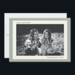 シンプルモダンSage Green Hanukkahファミリーフォト シーズンカード<br><div class="desc">祝スタイルとエレガンスが付いたハヌカーこのカスタムシンプルサゲモダングリーンハヌカーのフォトカード。シックなセージ緑の背景とクリーンでミニマルなデザインを搭載したこのホリデーカードは、あなたの家族の写真とお気に入りのメッセージでパーソナライズカスタムすることができる。光のフェスティバル中に友人や家族に暖かい願いを送るのに最適な、このカードは休日の精神と美コンテンポラリーしさを混伝統的ぜ合わせる。デザインを高く評価モダンし、控えめな人に理想的な、このカード素晴らしは、家族や友人、さらには同僚に手を出すユニークための方法として。何年も大切にしてくれる思いやりある個人的なハヌカー挨拶をする。</div>