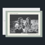 シンプルモダンSage Green Hanukkahファミリーフォト シーズンカード<br><div class="desc">祝スタイルとエレガンスが付いたハヌカーこのカスタムシンプルサゲモダングリーンハヌカーのフォトカード。シックなセージ緑の背景とクリーンでミニマルなデザインを搭載したこのホリデーカードは、あなたの家族の写真とお気に入りのメッセージでパーソナライズカスタムすることができる。光のフェスティバル中に友人や家族に暖かい願いを送るのに最適な、このカードは休日の精神と美コンテンポラリーしさを混伝統的ぜ合わせる。デザインを高く評価モダンし、控えめな人に理想的な、このカード素晴らしは、家族や友人、さらには同僚に手を出すユニークための方法として。何年も大切にしてくれる思いやりある個人的なハヌカー挨拶をする。</div>