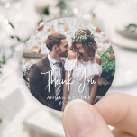 シンプルモダンScript and Photo結婚 S Thank You ラウンドシール<br><div class="desc">サンキューカードとエレガント披露宴パーティの好意にパーソナライズされた対するtouchを追加し結婚てカスタム、の写真のラウンドステッカー/封筒用シール。この写真上のすべてのテンプレートは、パーソナライズするシンプルために使用される。「ありがとう」は愛に変えることができ、感謝してい歓迎、カップルのイニシャル、その他の文字に変えることができる、または完全に削除することができる。(画像の配置のヒント：写真を正確に配置する簡単の方法は、Zazzleウェブサイトにアップロードする前に写真を切り抜くことである。 白い重モダンねてデザインには、トレンディー手書き台本の書道、クラシックセリフタイポグラフィ名と日付、そして選択の写真が含まれている。これらのラベルはスタイリッシュお友達や家族に対し表現て、特別な日のお祝いを共有することに感謝する方法である。</div>