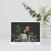 シンプルモダンScript Photo日付を保存結婚する インビテーションポストカード (スタンド正面)