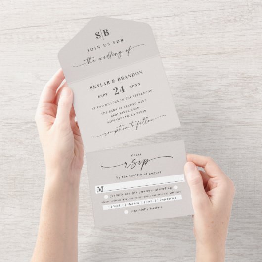 シンプルモノグラムとスクリプトアイボリーオフホワイト結婚ズ オールインワン招待状 (貼ってはがせる)
