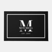 シンプルモノグラムの白黒カスタムファミリ名 ドアマット (正面)