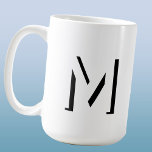 シンプルモノグラムイニシャルドロップシャドパーソナライズされたウ コーヒーマグカップ<br><div class="desc">モノトモダンロシンプルン白黒のモノグラムイニシャルタイポグラフィデザインをカスタマイズするように変更できる、モノトーン白黒のミニマリストおよびドロップシャドウモノグラムのカスタマイズ。</div>