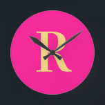 シンプルモノグラムモダンホットピンク ラウンド壁時計<br><div class="desc">これはシンプルモノグラモダンムパーソナライズされたデザインだ。このスタイリッシュデザインはタイポグラフィでホットピンクのトレンドスタイリッシュだ。プレゼントに最適かパーソナライズされたら、新しいホームデコールアクセサリーとして理想的。このイニシャルボックスに入力して文字を追加する。色またはデザインを変更するには、フォント編集ツールをチェックアウトする。パーソナ救済ライゼーションや製品のマッチング、またはカスタム設計の場合は、zazzleチャットや電子メールで私にメールを送信す連絡る： ursuladawnmoon@gmail.com</div>