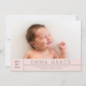 シンプルモノグラムモダン赤面ピンクガールフォト誕生 案内状 (正面)