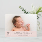 シンプルモノグラムモダン赤面ピンクガールフォト誕生 案内状 (スタンド正面)