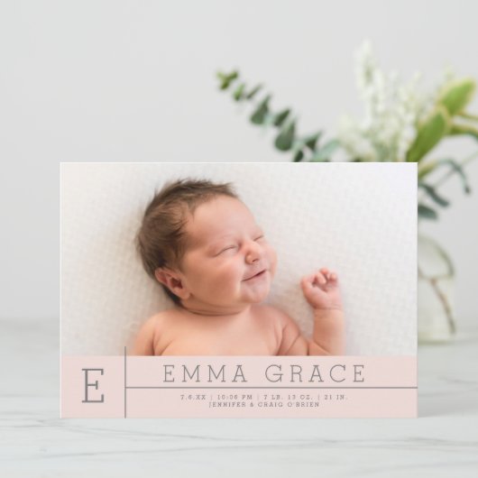 シンプルモノグラムモダン赤面ピンクガールフォト誕生 案内状 (スタンド正面)