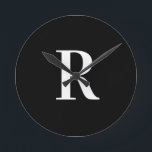 シンプルモノグラム白黒 ラウンド壁時計<br><div class="desc">これはシンプルモノグラモダンムパーソナライズされたデザインだ。このスタイリッシュデザインはタイポグラフィと白黒のクラシックでスタイリッシュある。お家のデコパーソナライズされたアに新しい追加としてギフトや理想的に最適。このイニシャルボックスに入力して文字を追加する。色またはデザインを変更するには、フォント編集ツールをチェックアウトする。パーソナもしリ救済ゼーション、マッチング製品、またはカスタムデザインの必要がある場合は、zazzleチャットまたは電子メールで私に電子メールを介して： ursuladawnmoon@gmail.com</div>