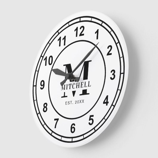 シンプルモノグラム黒と白のカスタム姓 ラージ壁時計 (傾斜)