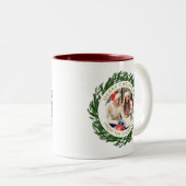 シンプルリースエレガントクリスマス写真ファミリー名 ツートーンマグカップ (正面右)