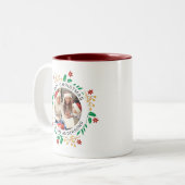 シンプルリースエレガントクリスマス写真ファミリー名 ツートーンマグカップ (正面左)