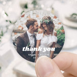 シンプルレトロタイポグラフィと写真結婚の感謝 ラウンドシール<br><div class="desc">レトロなスタイリッシュtouchを結婚サンキューカードと披露宴パーティーの好意に加えカスタム、封筒用シールの写真ラウンドのシール。この写真上のすべてのテンプレートは、パーソナライズするシンプルために使用される。「ありがとう」は愛に変えることができ、感謝してい歓迎、カップルのイニシャル、その他の文字に変えることができる、または完全に削除することができる。(画像の配置のヒント：写真を正確に配置する簡単の方法は、Zazzleウェブサイトにアップロードする前に写真を切り抜くことである。 ミニマルモダンリストのホワイトオーバーレイデザインは、溝深いヴィンテージタイポグラフィと選択の1つの写真を備えている。これらのラベルはエレガントお友達や家族に対し表現て、特別な日のお祝いを共有することに感謝する方法である。</div>
