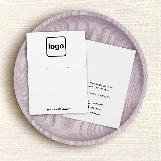 シンプルロゴの追加ホワイトイヤリングとネックレスディスプレイ