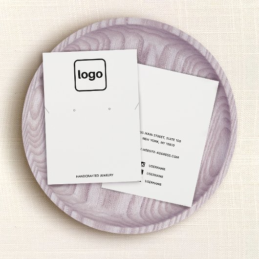 シンプルロゴの追加ホワイトイヤリングとネックレスディスプレイ