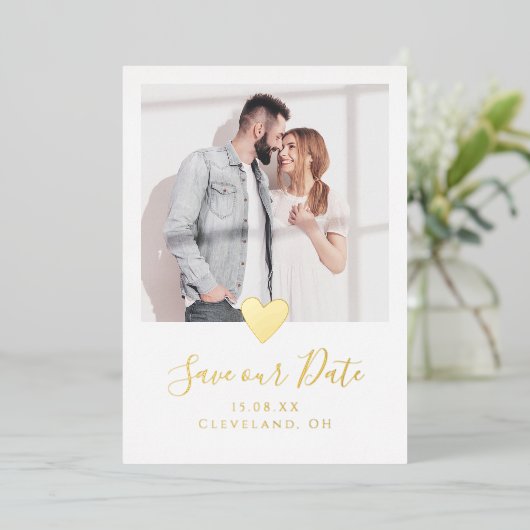 シンプル写真エレガントハート日付を保存実在金ゴールド 箔招待状 (立ち正面)