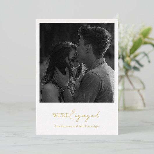 シンプル写真エレガント婚約パーティ金ゴールド 箔招待状 (立ち正面)