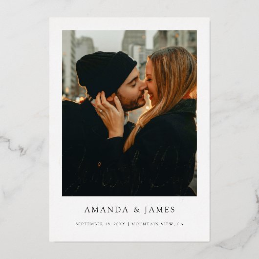 シンプル写真エレガント結婚式の日付金ゴールドの保存 箔招待状 (正面)