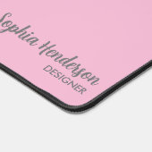 シンプル名モノグラム2行のカスタム文字ピンク デスクマット (コーナー)