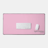 シンプル名モノグラム2行のカスタム文字ピンク デスクマット (キーボード&マウス)
