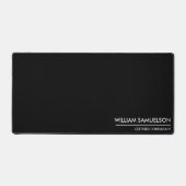 シンプル名モノグラム2行のカスタム文字ブラック デスクマット (正面)