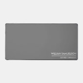 シンプル名モノグラム2行のカスタム文字灰色 デスクマット (正面)