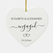 シンプル対パーソナライズされた婚約 セラミックオーナメント (裏面)
