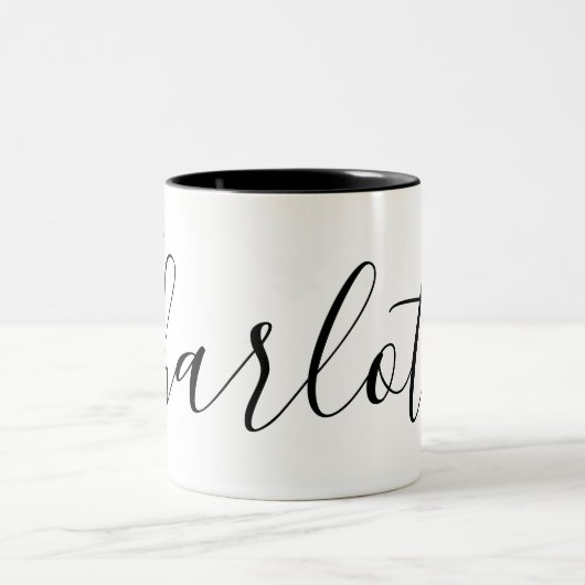 シンプル平白と黒の名前をカスタムするシャーロット ツートーンマグカップ (中央)