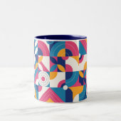 シンプル幾何学的シームレスパカラフルターン ツートーンマグカップ (中央)