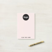 シンプル文字ロゴ販売促進赤面ピンク ポストイット (デスク上)