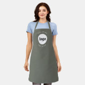 シンプル文字ロゴ販売促進Sage Green エプロン (着用した状態)