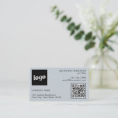 シンプル文字ロゴQRコードパウダーブルー 名刺 (スタンド正面)