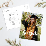 シンプル書モダン道写真卒業 インビテーションポストカード<br><div class="desc">この卒業発表は、大きなフルフロント写真と書道のオーバーレイとモダン卒業式パーティーの詳細を背面に備えている。</div>