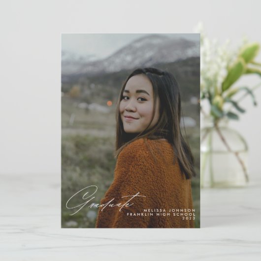 シンプル白い手書きスクリプト写真卒業A 案内状 (スタンド正面)