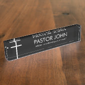 シンプル白十字と名前と引用文付き黒 デスクネームプレート (側面)