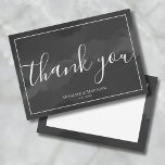シンプル白結婚黒 サンキューカード<br><div class="desc">このシンプルサンキューカードとエレガントは、白いフォントとミニマルなダークグレー、ほぼ黒、水色デザインを特徴としている。表側では書道の中の「ありがとう」スタイリッシュと、新郎新婦の名前とデートの様子が結婚紹介される。薄い白いフレームラインは、洗練されたtouchをデザインに追加する。背面には白い四角シンプル形があり書て、個人的なノートやデジタルメッセージを追加して、水色アクセントを続けるこのまわりにと縁どができる。水彩デザインが色の背景の上に置かれるので、濃い灰色の水色を含むすべての色を変更することができる。このモダン控えめなサンキューカードは結婚、どのテーマともシームレスに機能し、春、夏、秋、秋、冬、任意の季節に最適。好みに合わせてフォントの色を変更することもできます。このサンキューカードのシックでミニマルなエレガンスは、あなたの特別な日にクラスのtouchを追加結婚し、様々なテーマを補完することを保証する。シンプルスタイリッシュエレガント白黒の水色の結婚サンキューカード。</div>